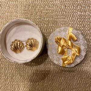 Solid gold scalloped shell earrings